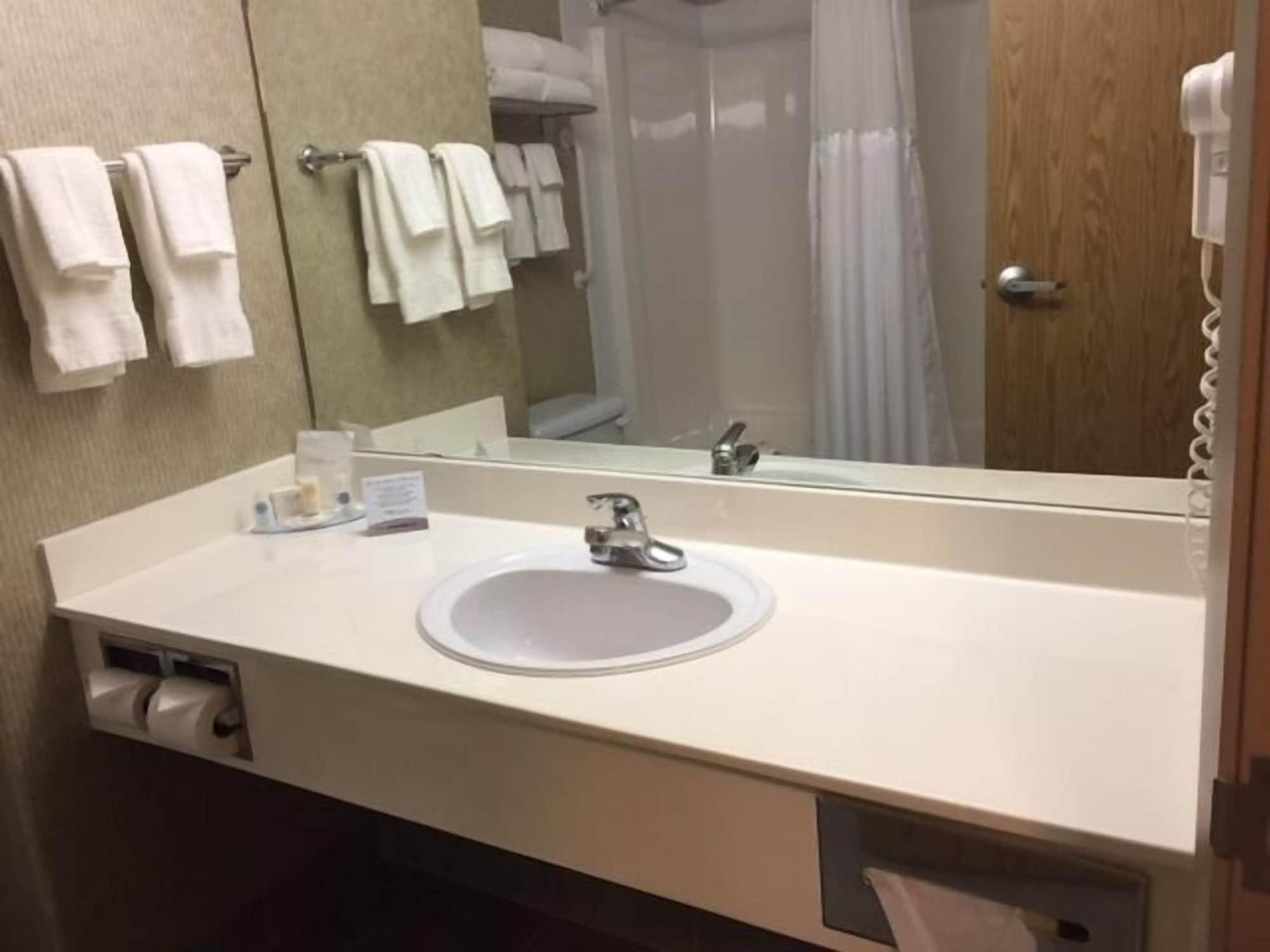 Comfort Inn & Suites Салмон Арм Экстерьер фото