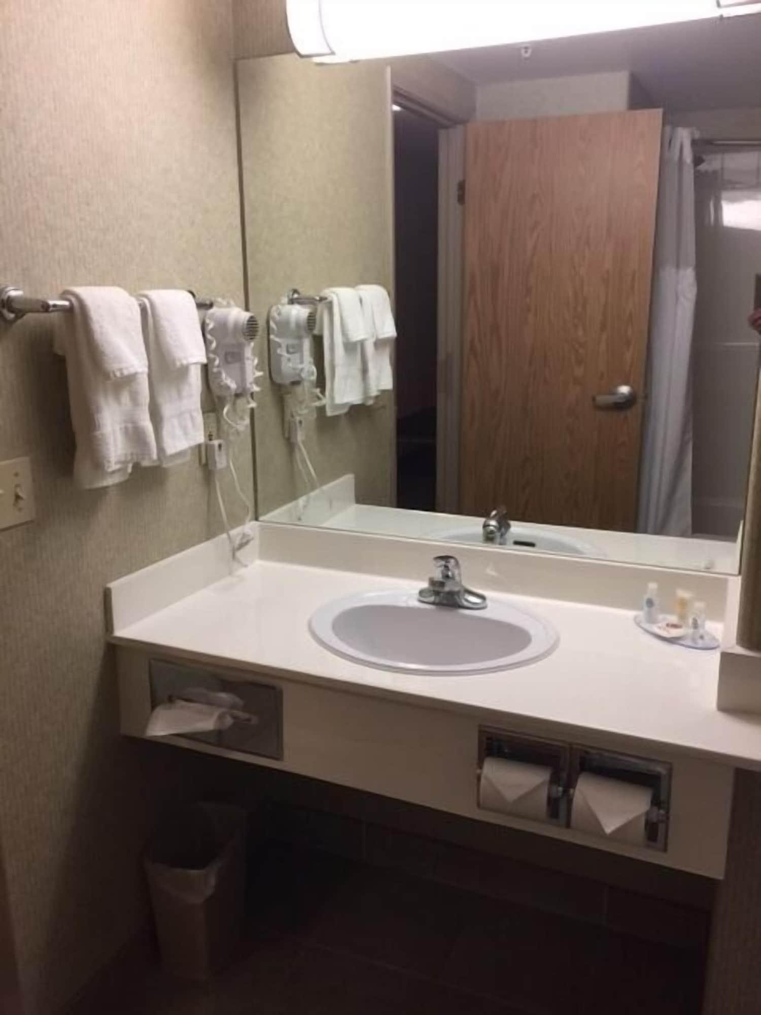 Comfort Inn & Suites Салмон Арм Экстерьер фото