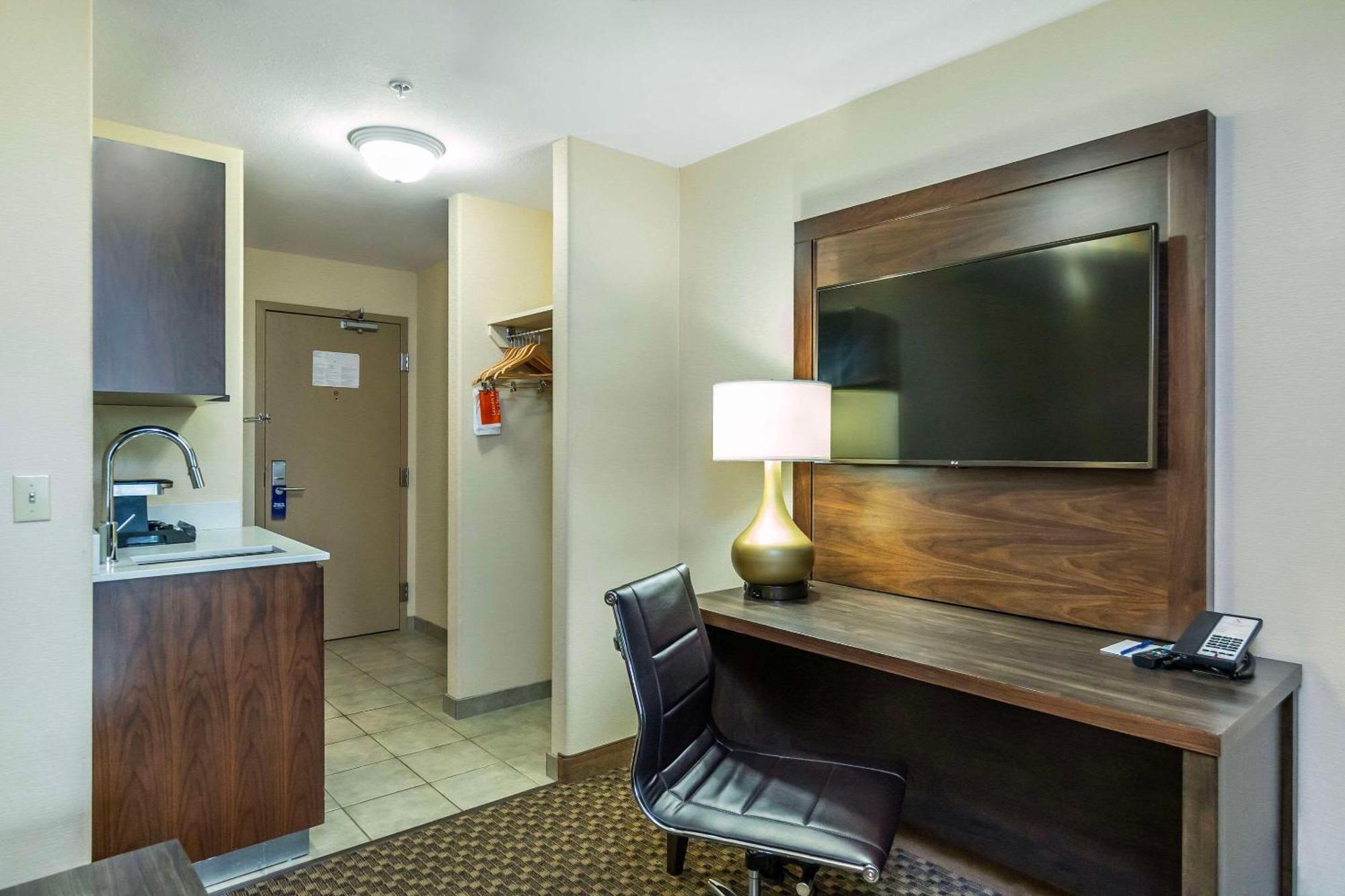 Comfort Inn & Suites Салмон Арм Экстерьер фото
