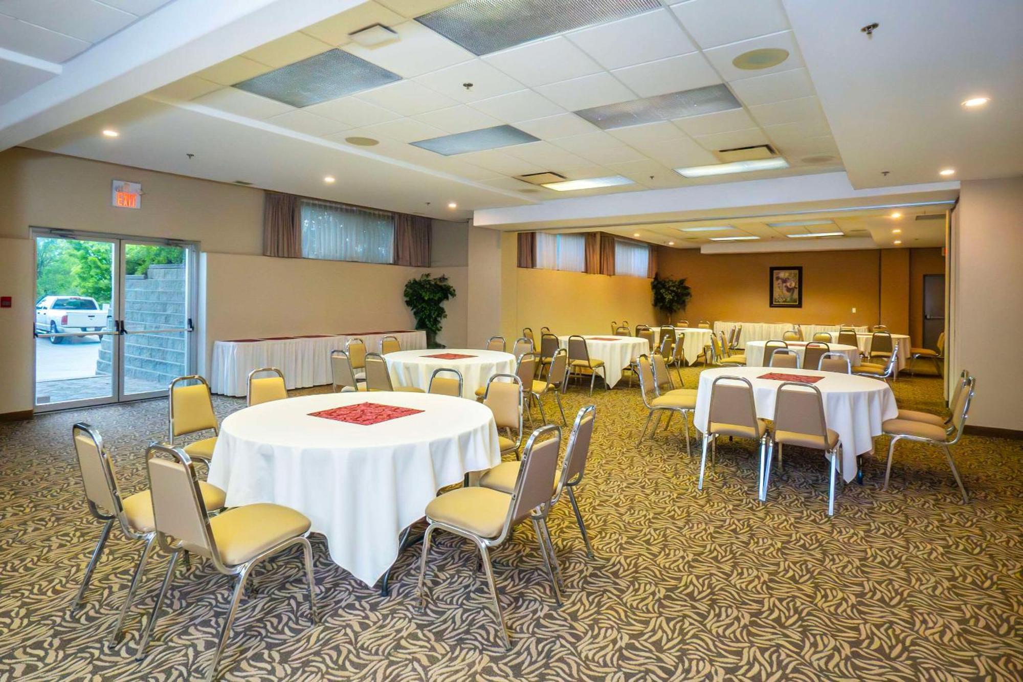 Comfort Inn & Suites Салмон Арм Экстерьер фото