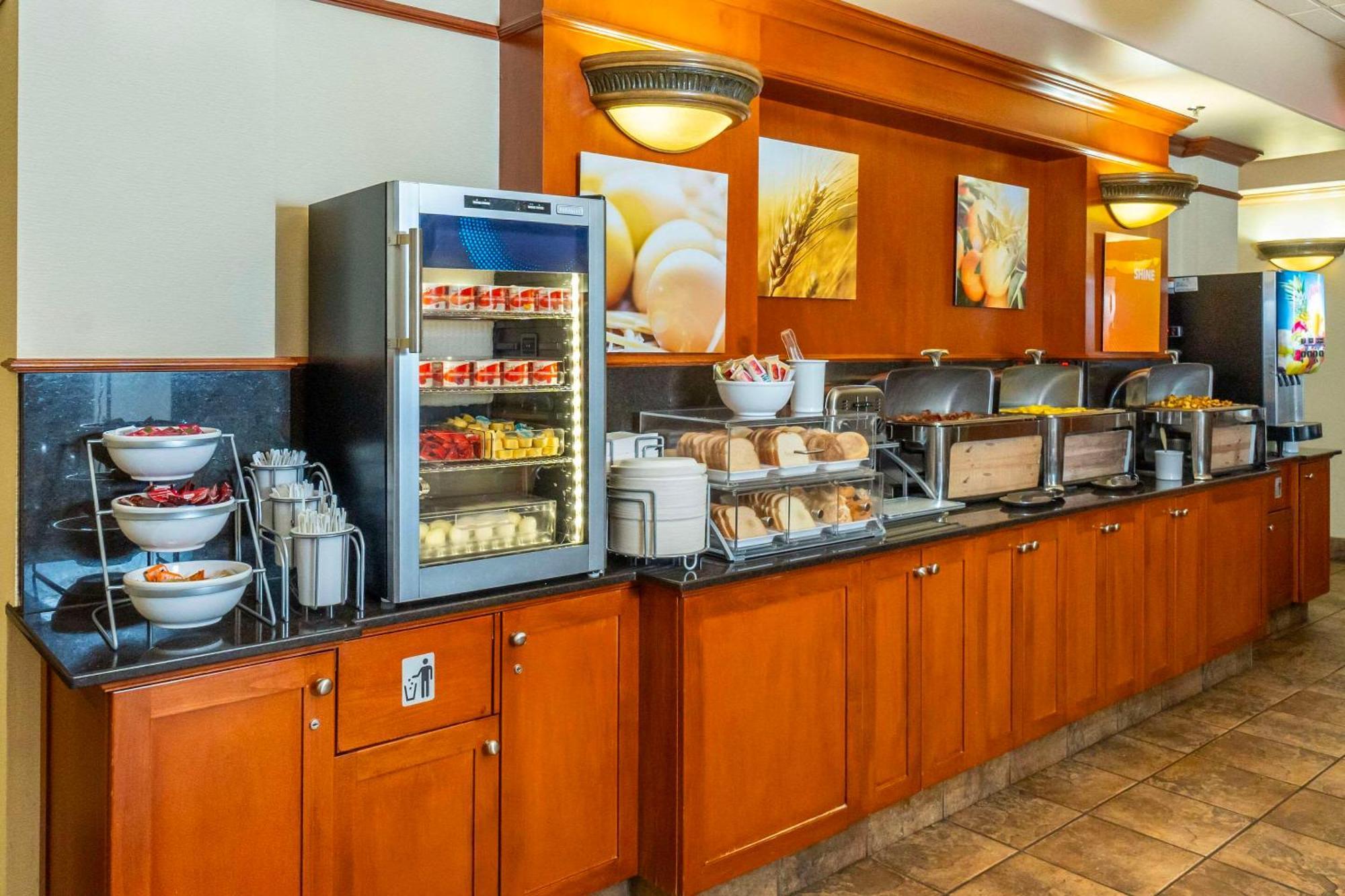 Comfort Inn & Suites Салмон Арм Экстерьер фото