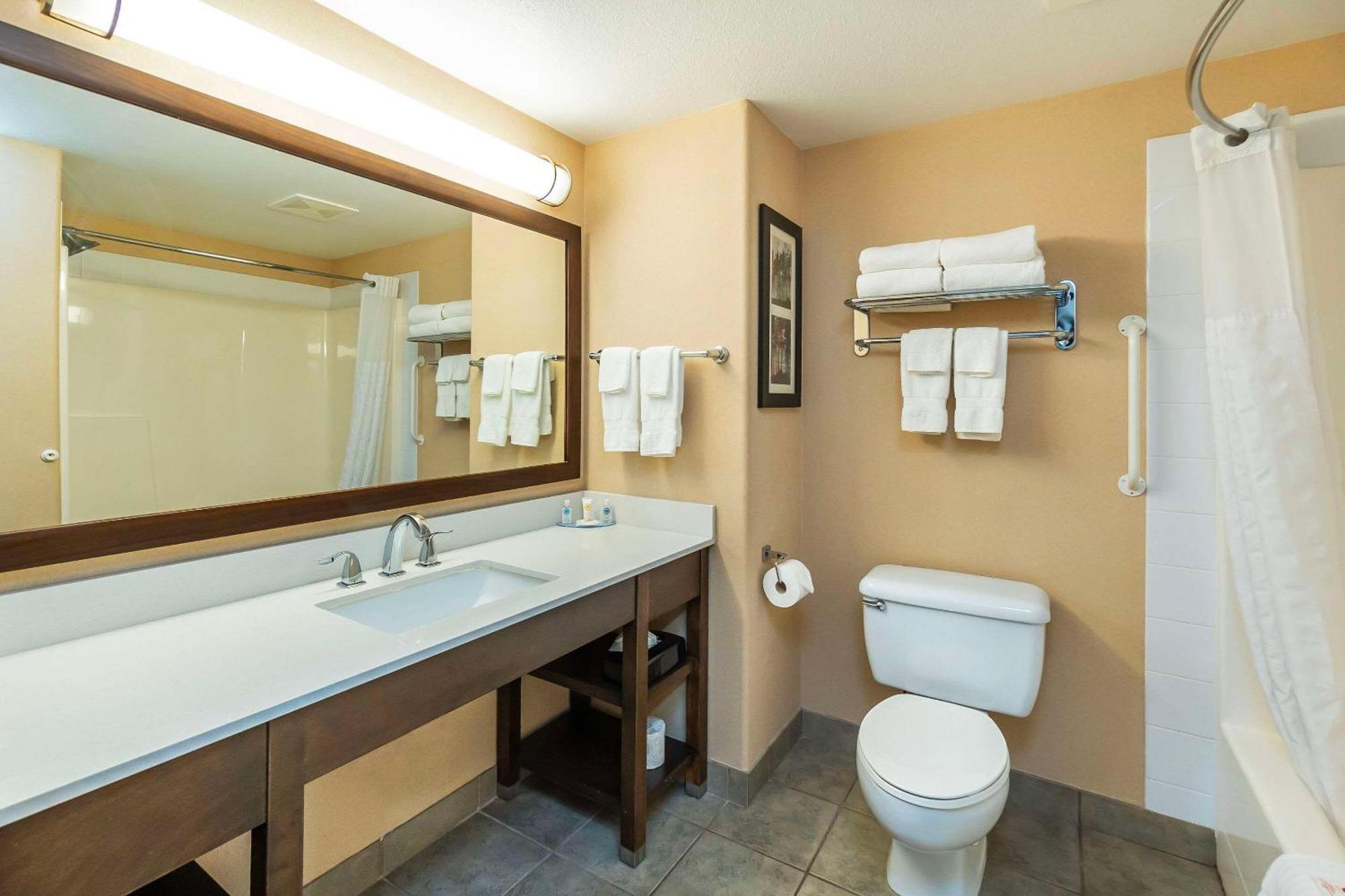 Comfort Inn & Suites Салмон Арм Экстерьер фото