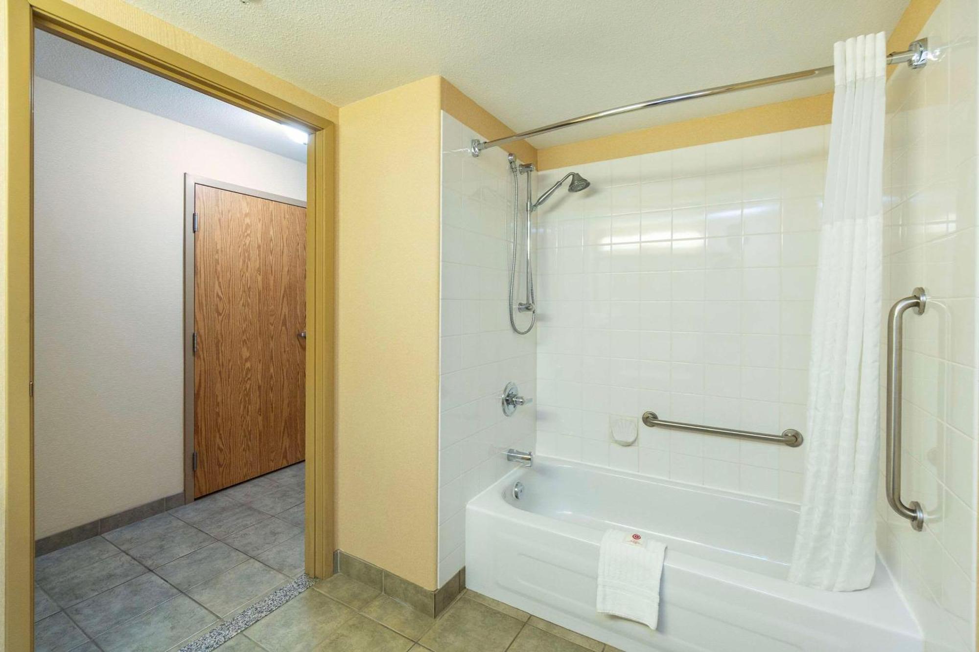 Comfort Inn & Suites Салмон Арм Экстерьер фото