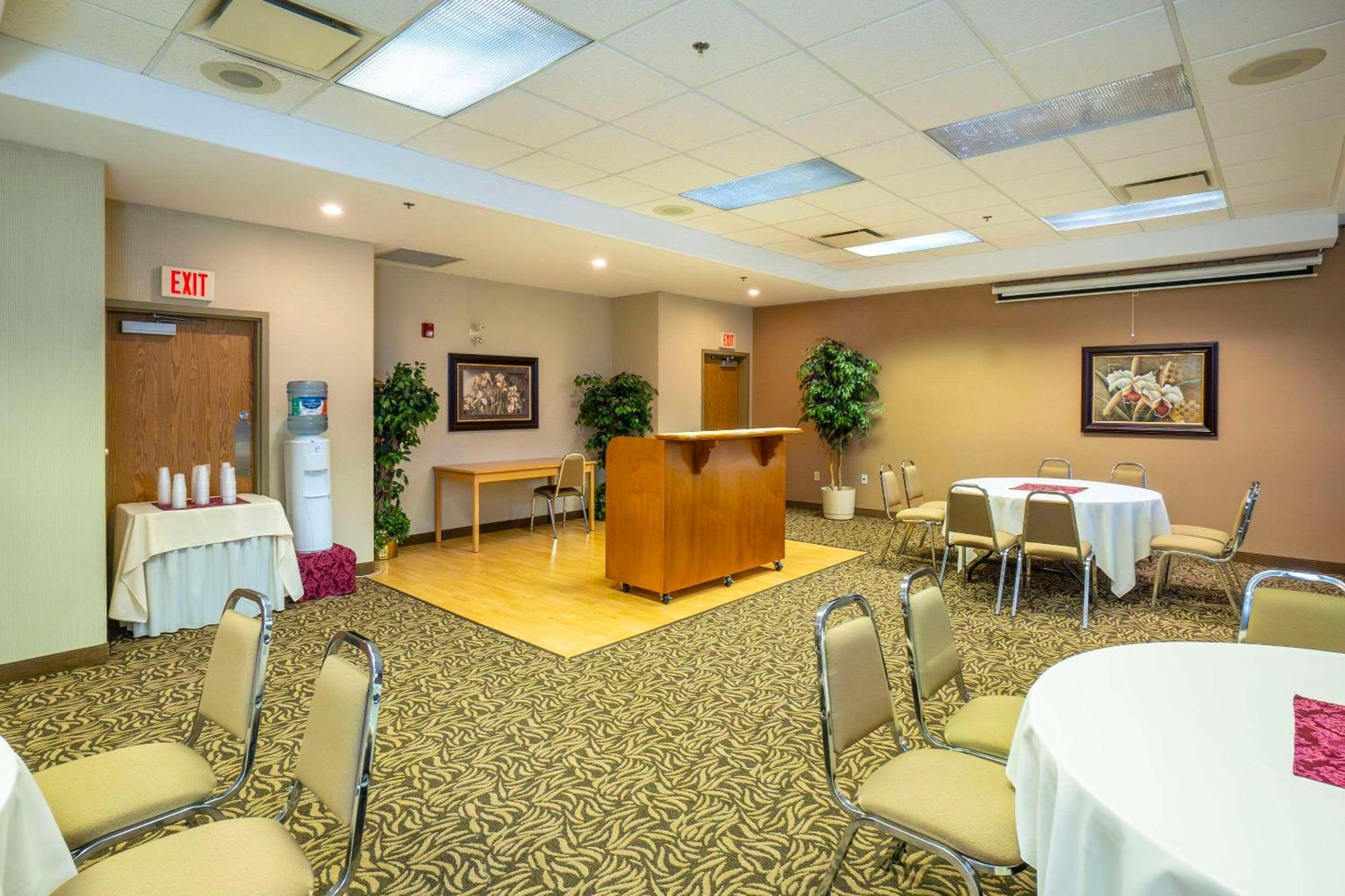 Comfort Inn & Suites Салмон Арм Экстерьер фото
