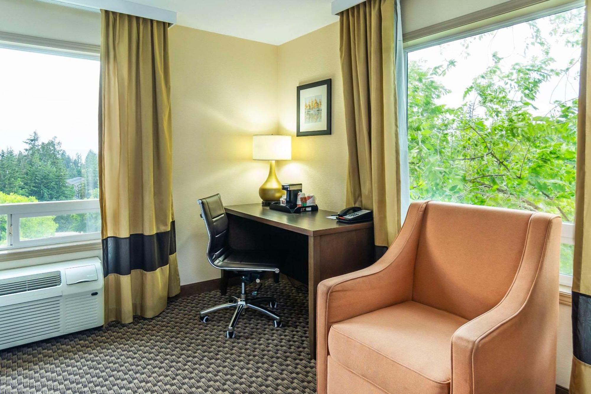 Comfort Inn & Suites Салмон Арм Экстерьер фото